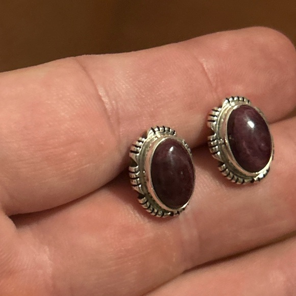 Sterling silver Native American purple spiny oyster signed post back earrings - Picture 5 of 9